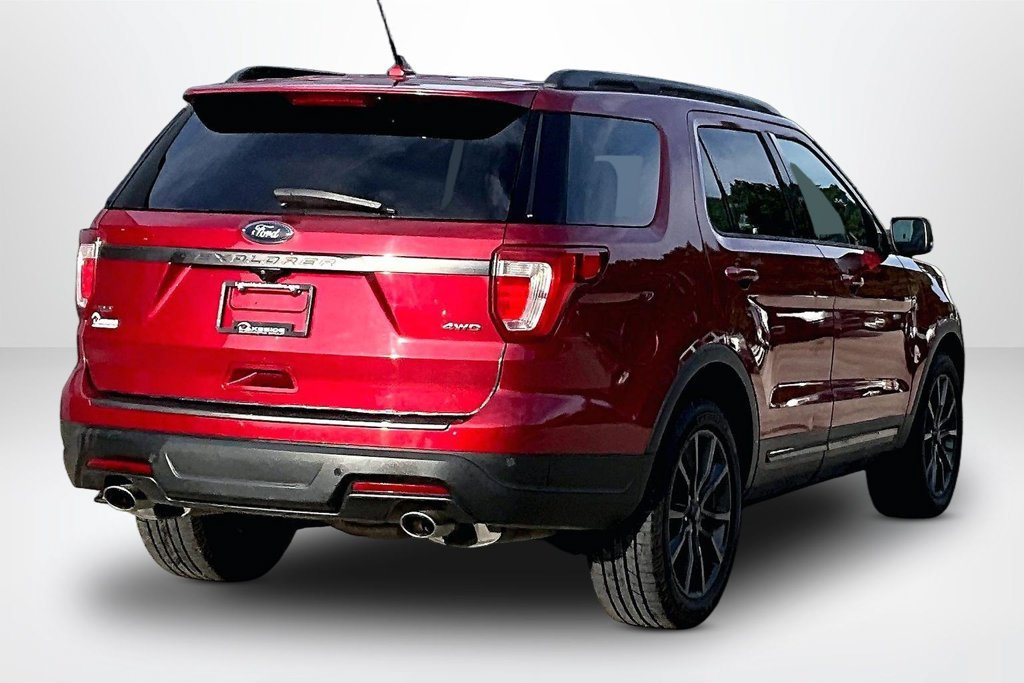 Used 2018 Ford Explorer XLT w/ XLT Appearance Package AWD/4WD image 5