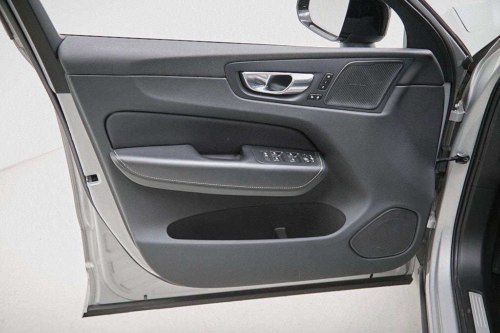 Used 2023 Volvo XC60 B6 Ultimate w/ Protection Package Premier image 10