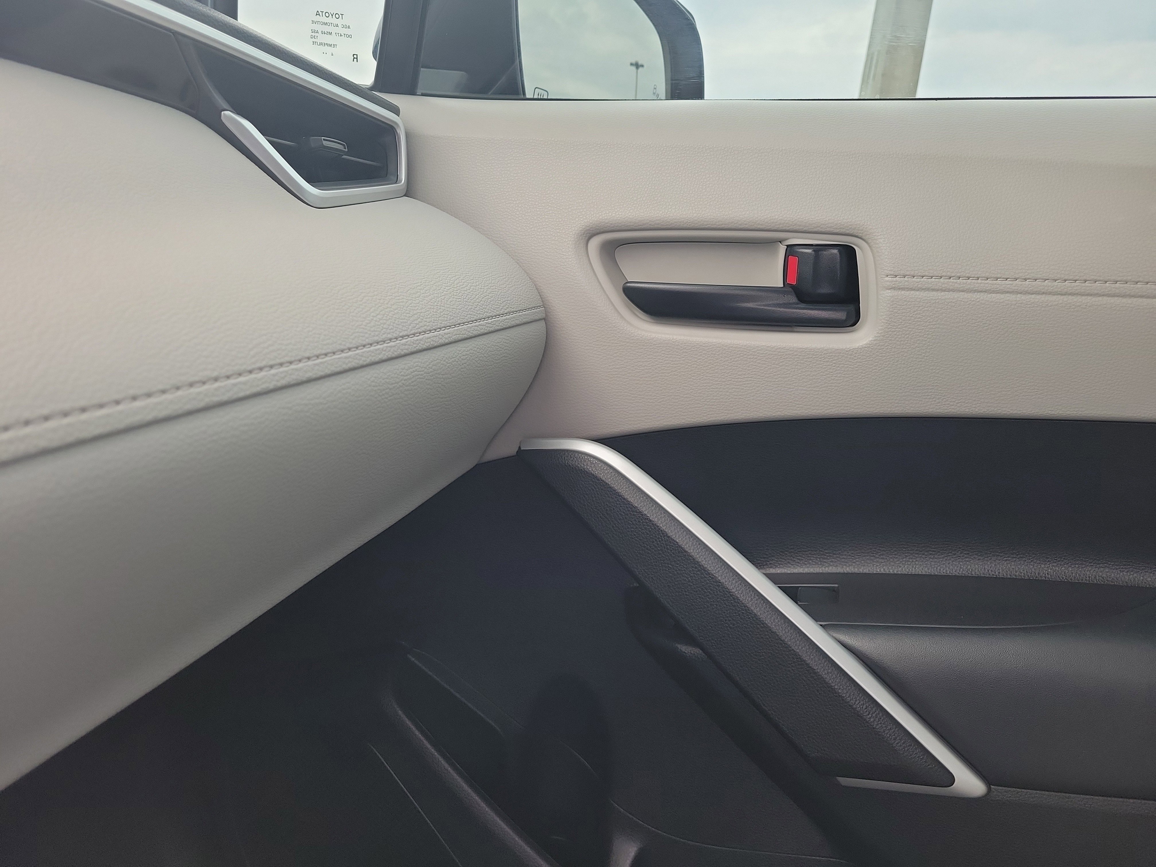 Used 2025 Toyota Corolla Cross LE FWD image 30