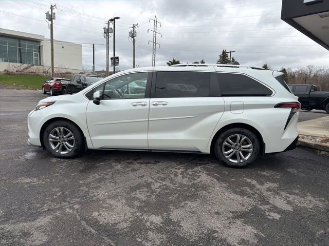 Used 2022 Toyota Sienna Platinum image 2