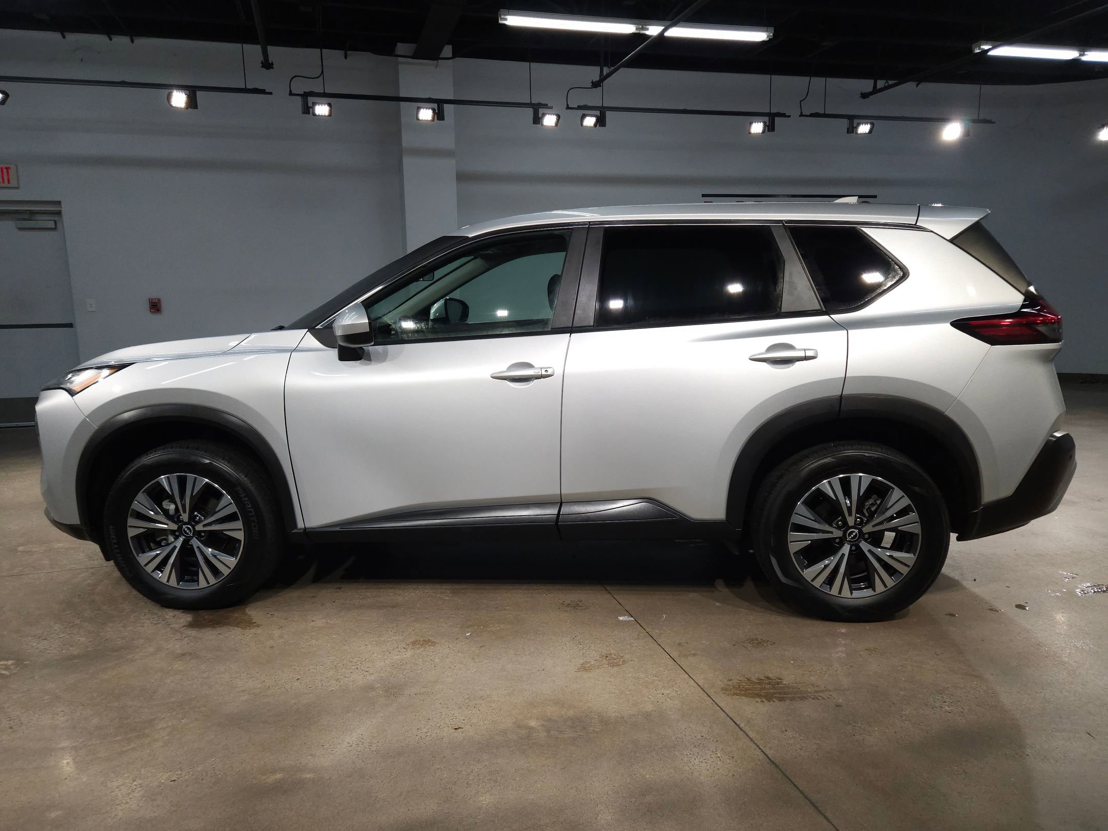 Used 2023 Nissan Rogue SV image 4