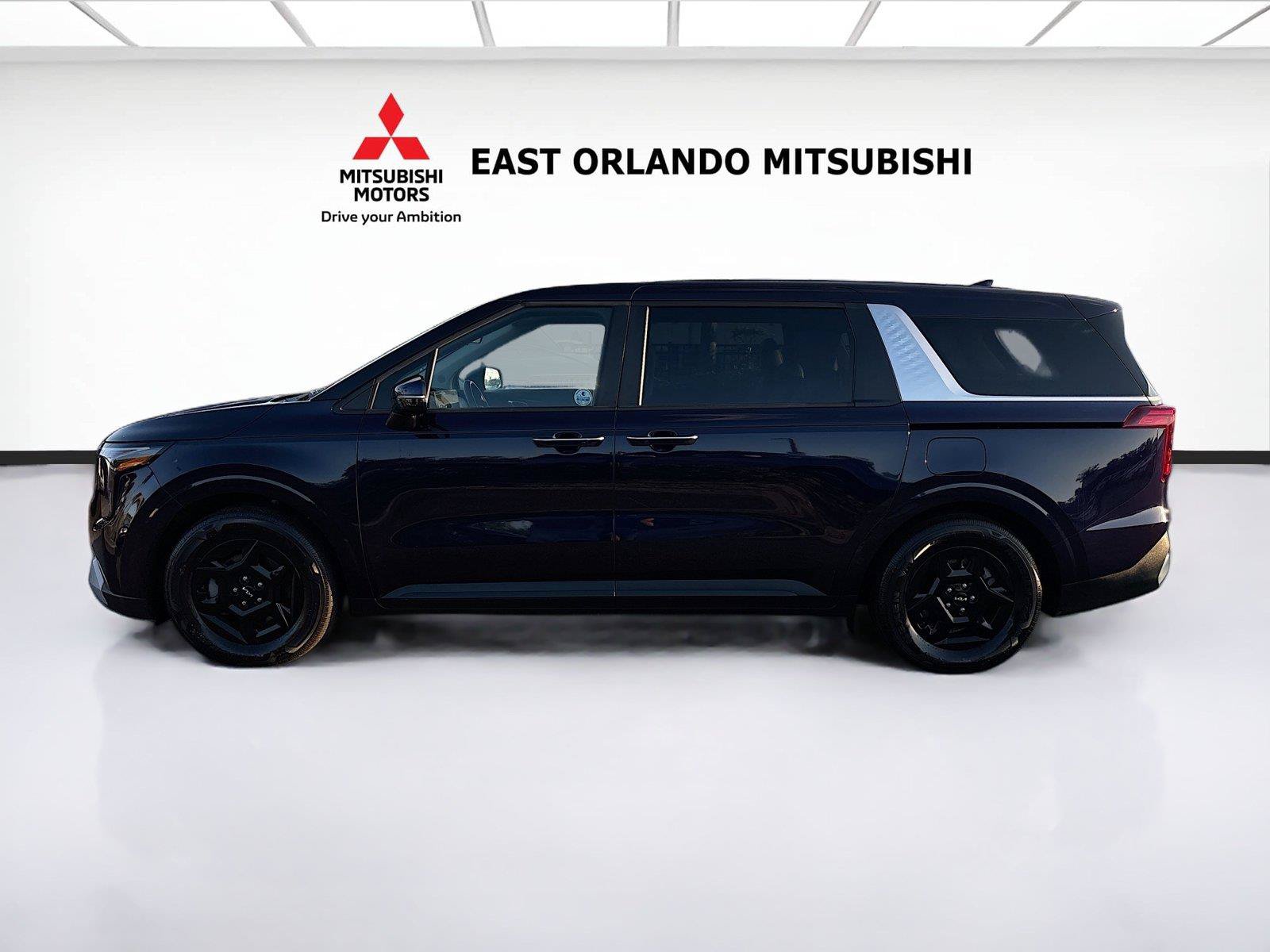 Used 2025 Kia Carnival FWD image 4