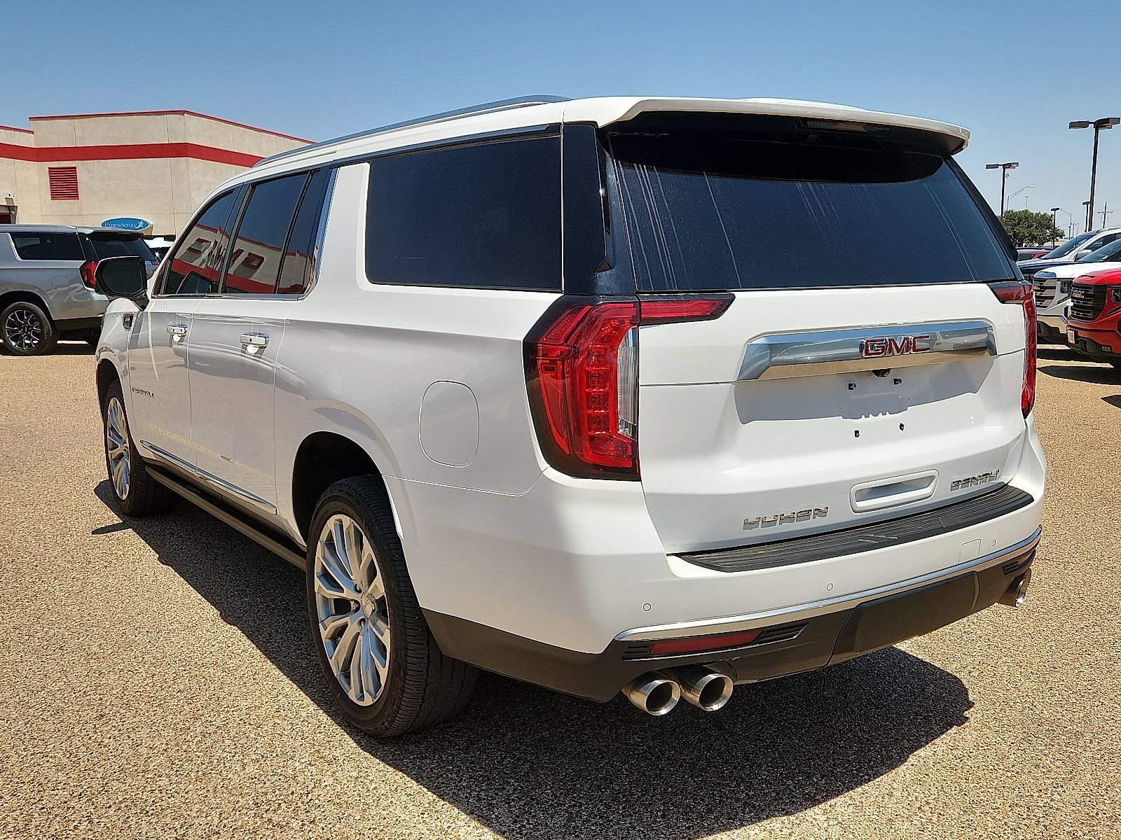 Used 2022 GMC Yukon XL Denali RWD image 3