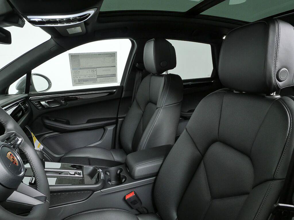 Certified 2026 Porsche Macan Turbo AWD/4WD image 5