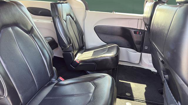 Used 2023 Chrysler Pacifica Touring-L FWD image 27