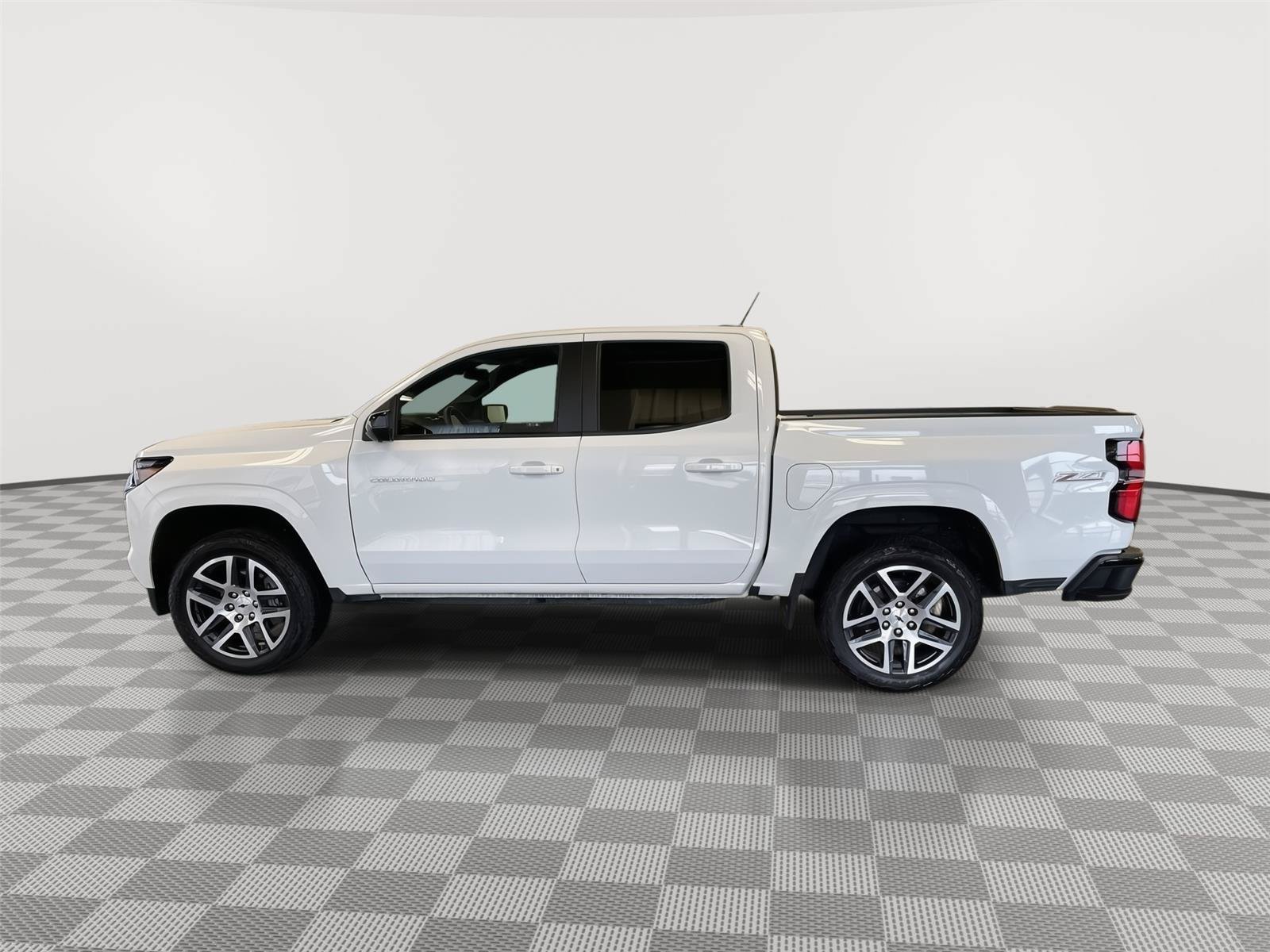 Used 2024 Chevrolet Colorado Z71 w/ Z71 Convenience Package 2 AWD/4WD image 2