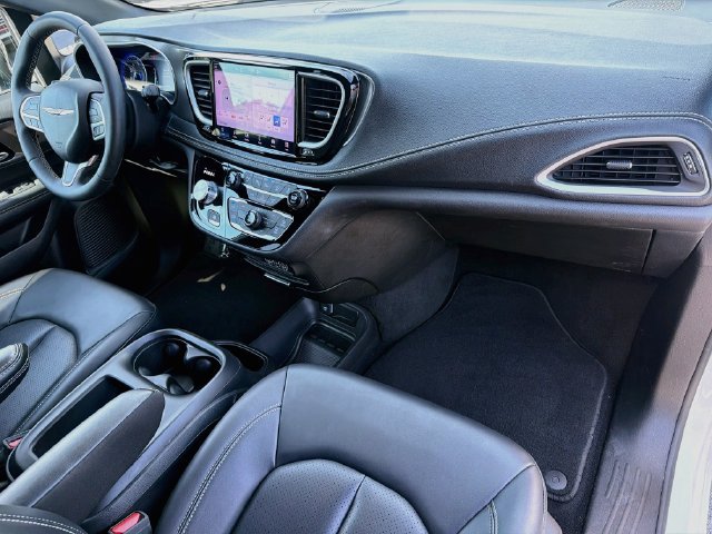 Used 2025 Chrysler Pacifica Select FWD image 31