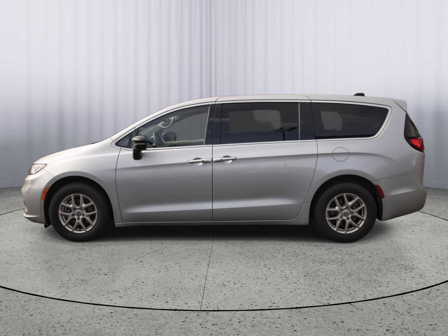 Used 2024 Chrysler Pacifica Touring-L image 24
