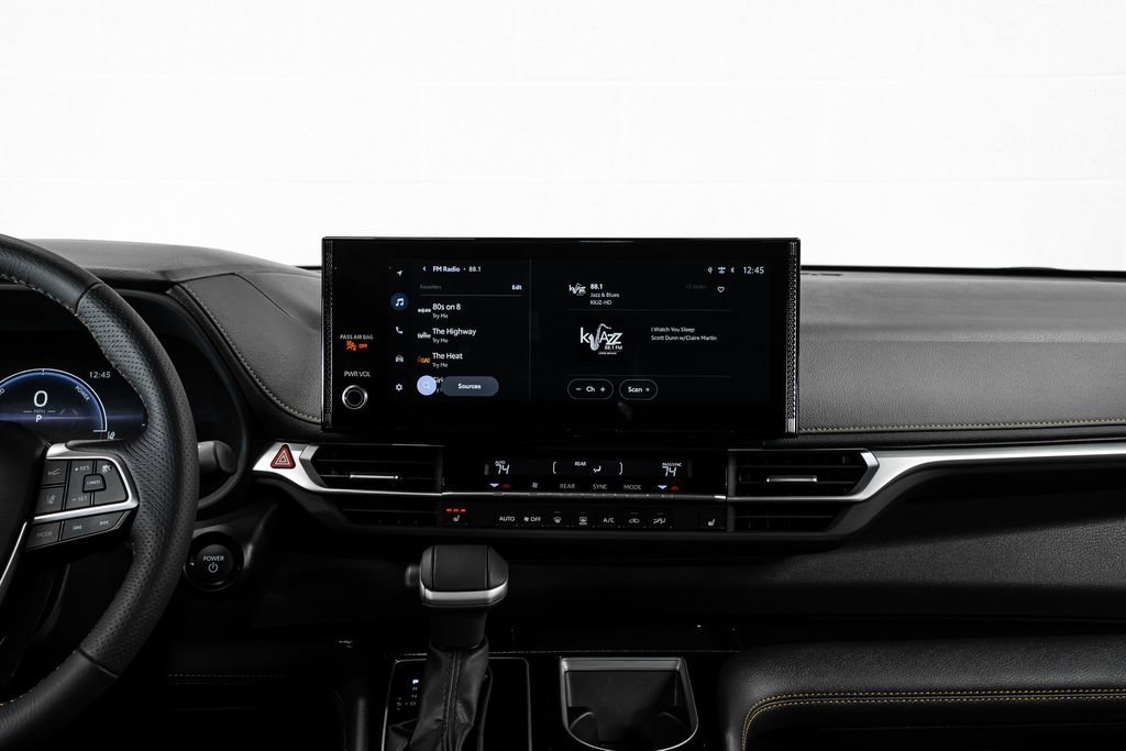 Used 2025 Toyota Sienna XLE Woodland Edition image 26