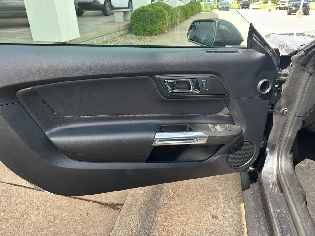 Used 2017 Ford Mustang Coupe RWD image 13