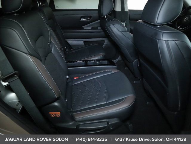 Used 2024 Nissan Pathfinder Platinum image 31