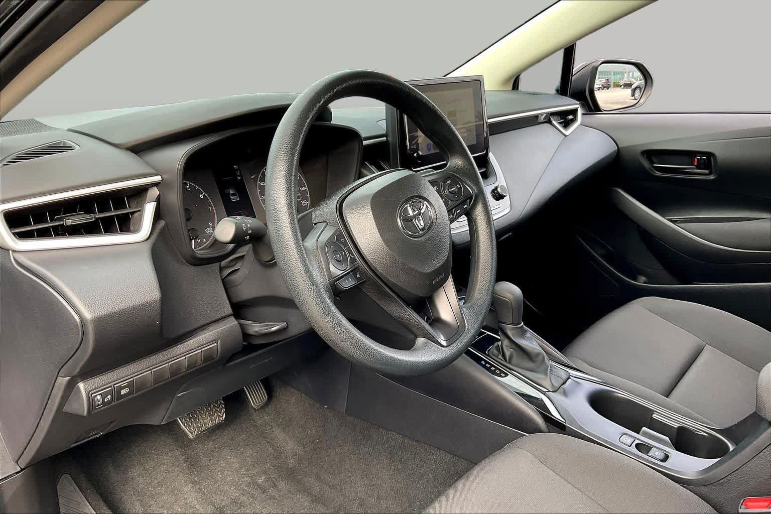 Used 2025 Toyota Corolla LE FWD image 17