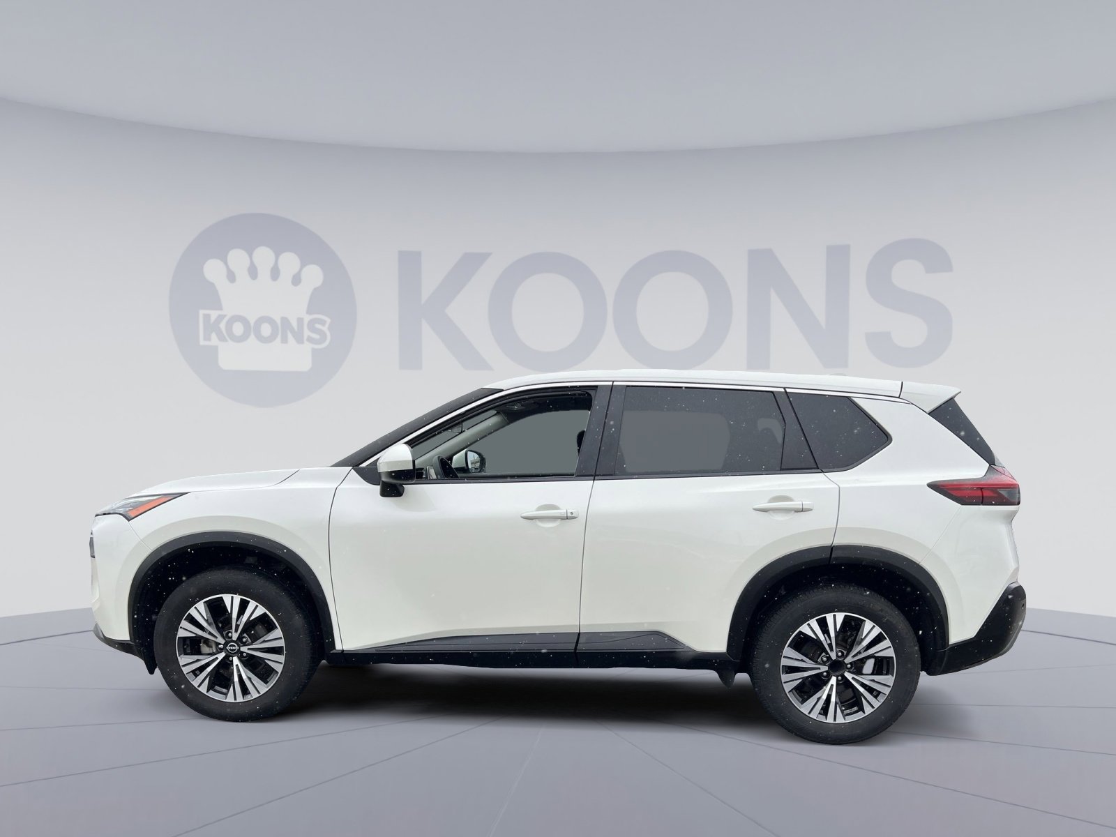 Used 2023 Nissan Rogue SV image 2