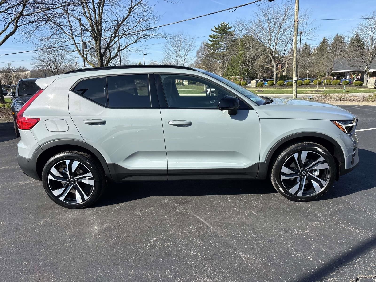 New 2026 Volvo XC40 B5 Plus w/ Climate Package image 4