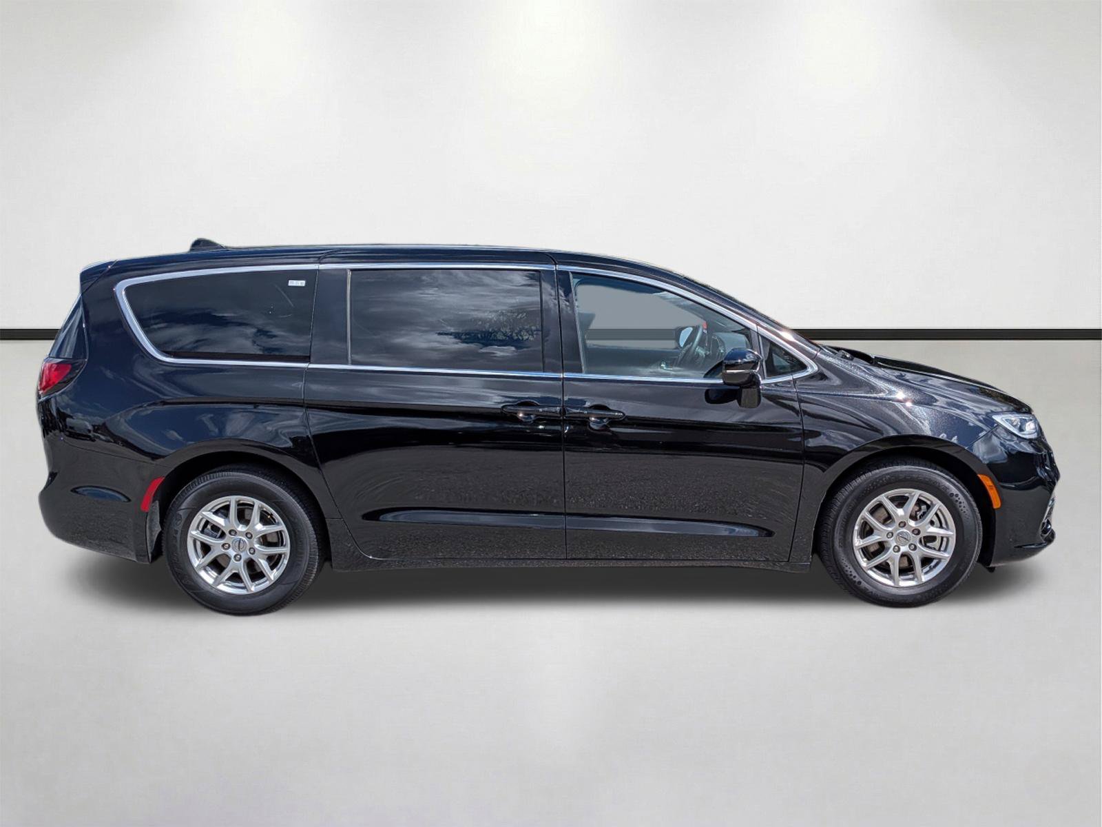 Used 2025 Chrysler Pacifica Select FWD image 3