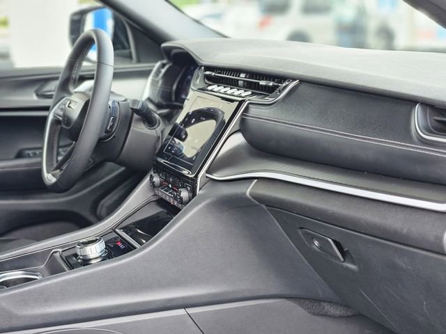 Used 2025 Jeep Grand Cherokee Altitude image 13