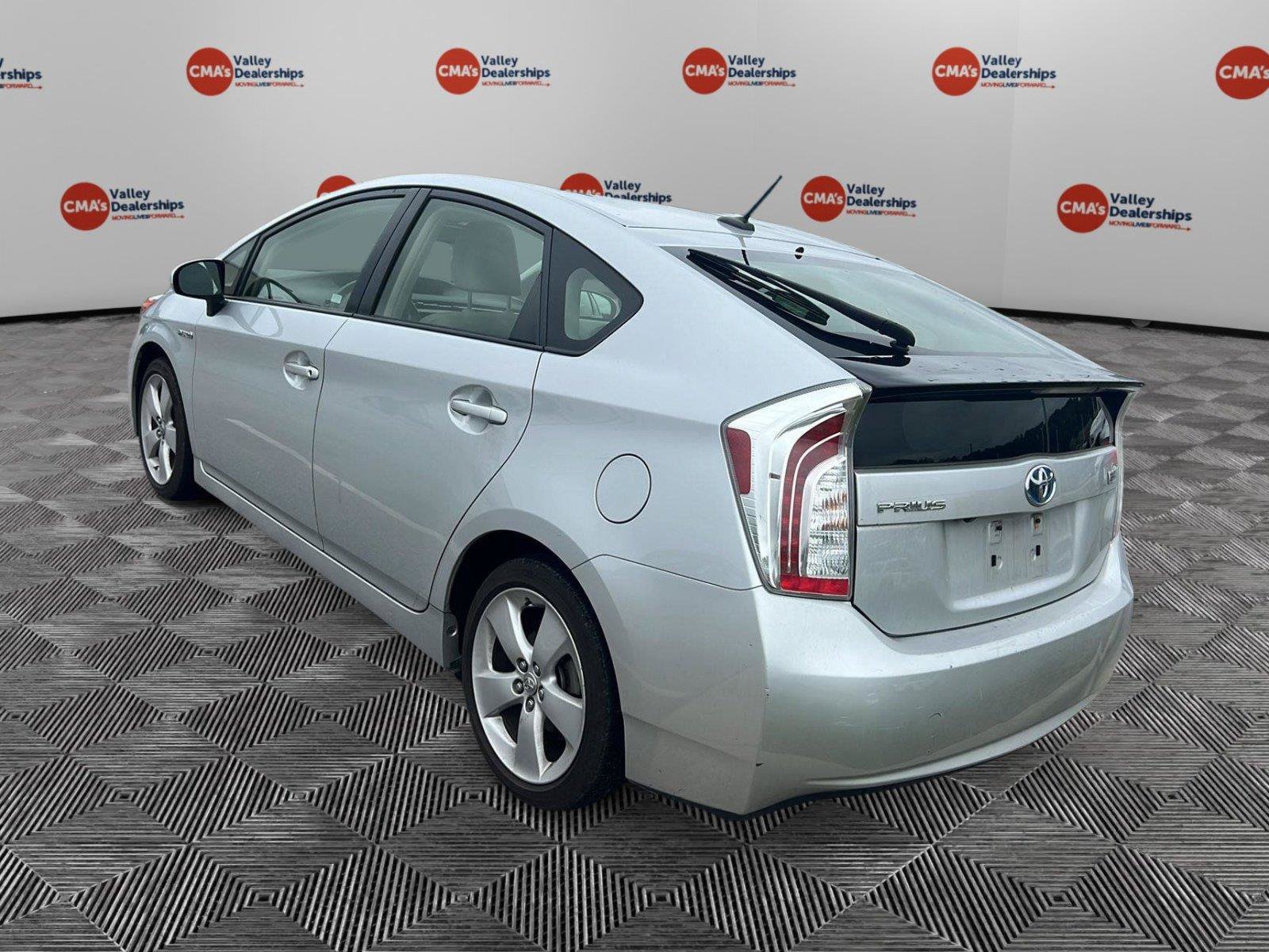 Used 2015 Toyota Prius Five FWD image 3