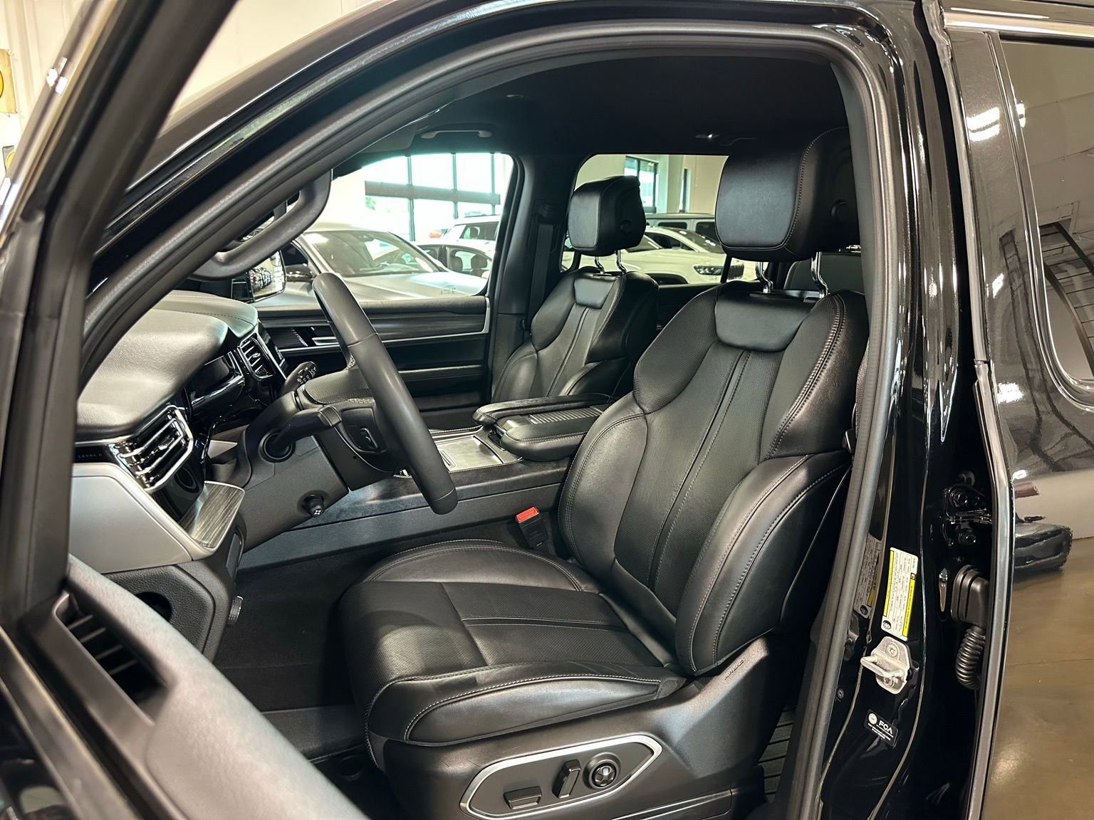 Used 2023 Jeep Wagoneer Series III w/ Preferred Equipment Group image 13