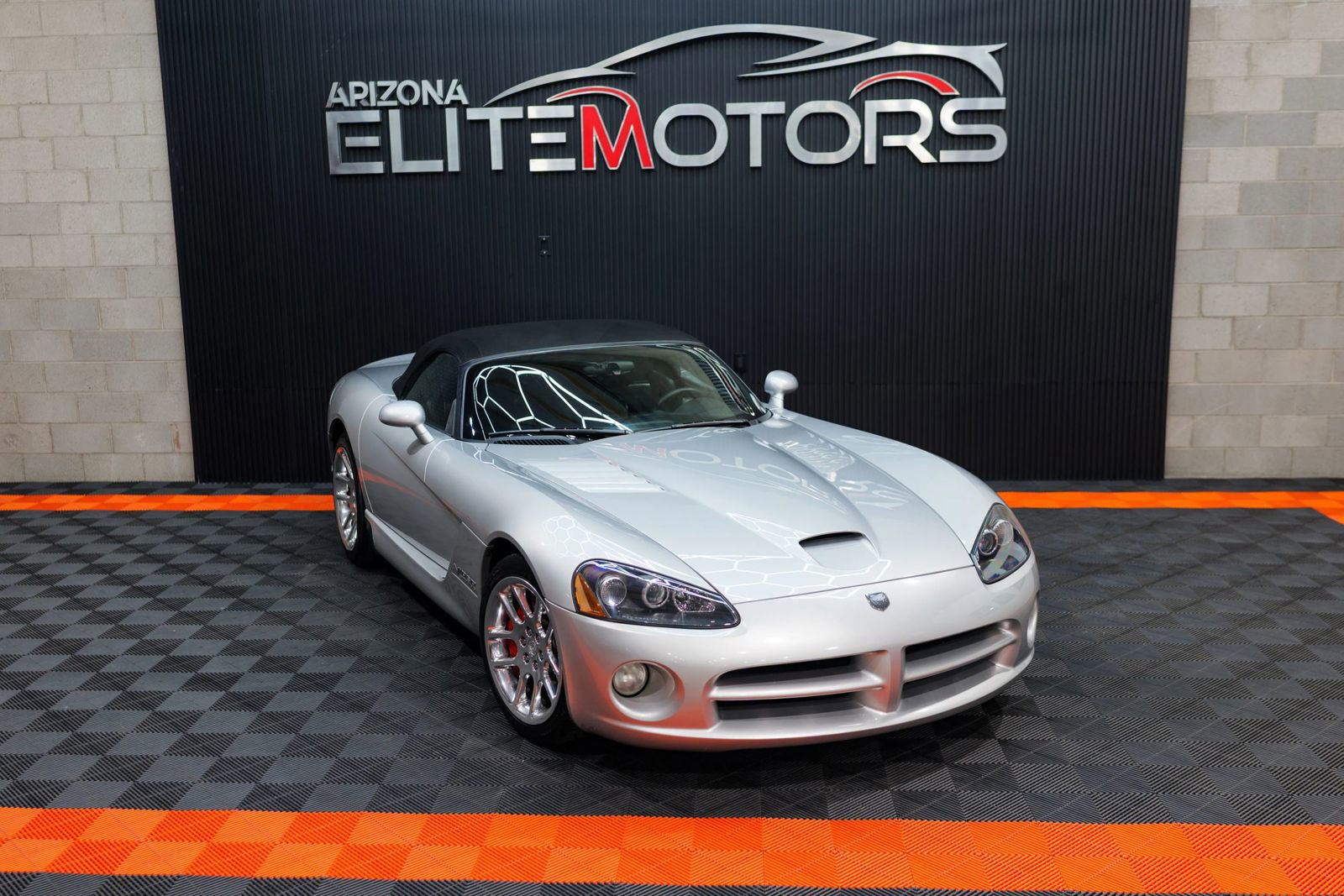 Used 2004 Dodge Viper SRT-10 image 4