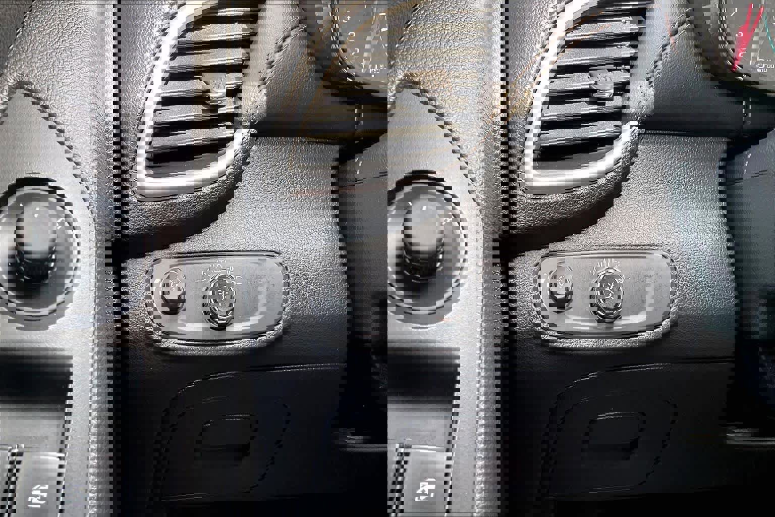 Used 2021 Chevrolet Trax LT w/ LT Convenience Package image 31