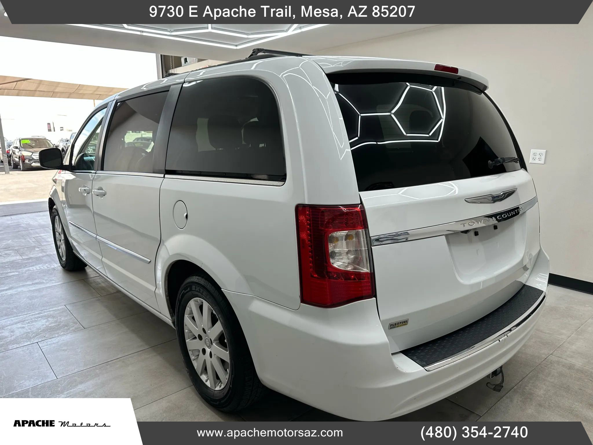 Used 2014 Chrysler Town & Country Touring image 9