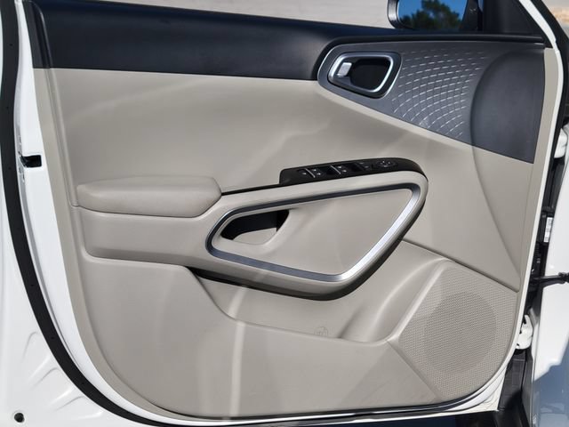 Certified 2025 Kia Soul LX w/ LX Technology Package FWD image 10