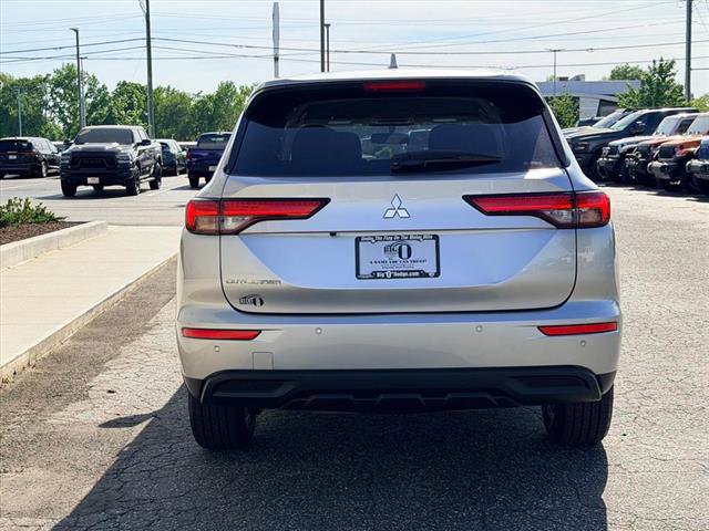 Used 2024 Mitsubishi Outlander ES image 4