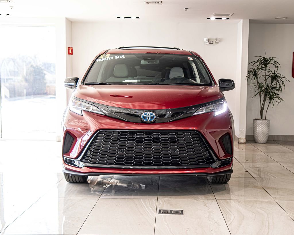 Used 2025 Toyota Sienna XSE image 3