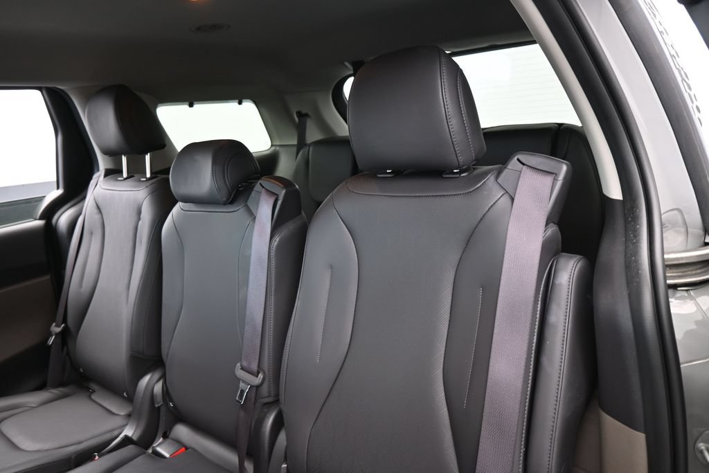 Used 2025 Kia Carnival EX FWD image 36