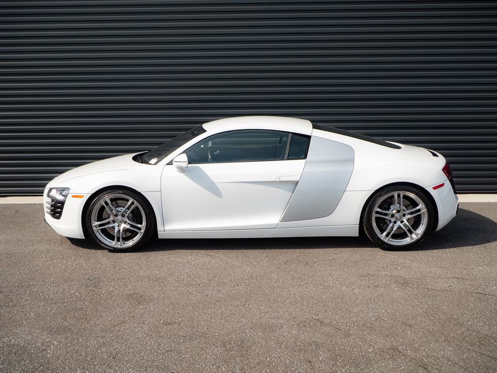Used 2012 Audi R8 V8 w/ Convenience Pkg image 2