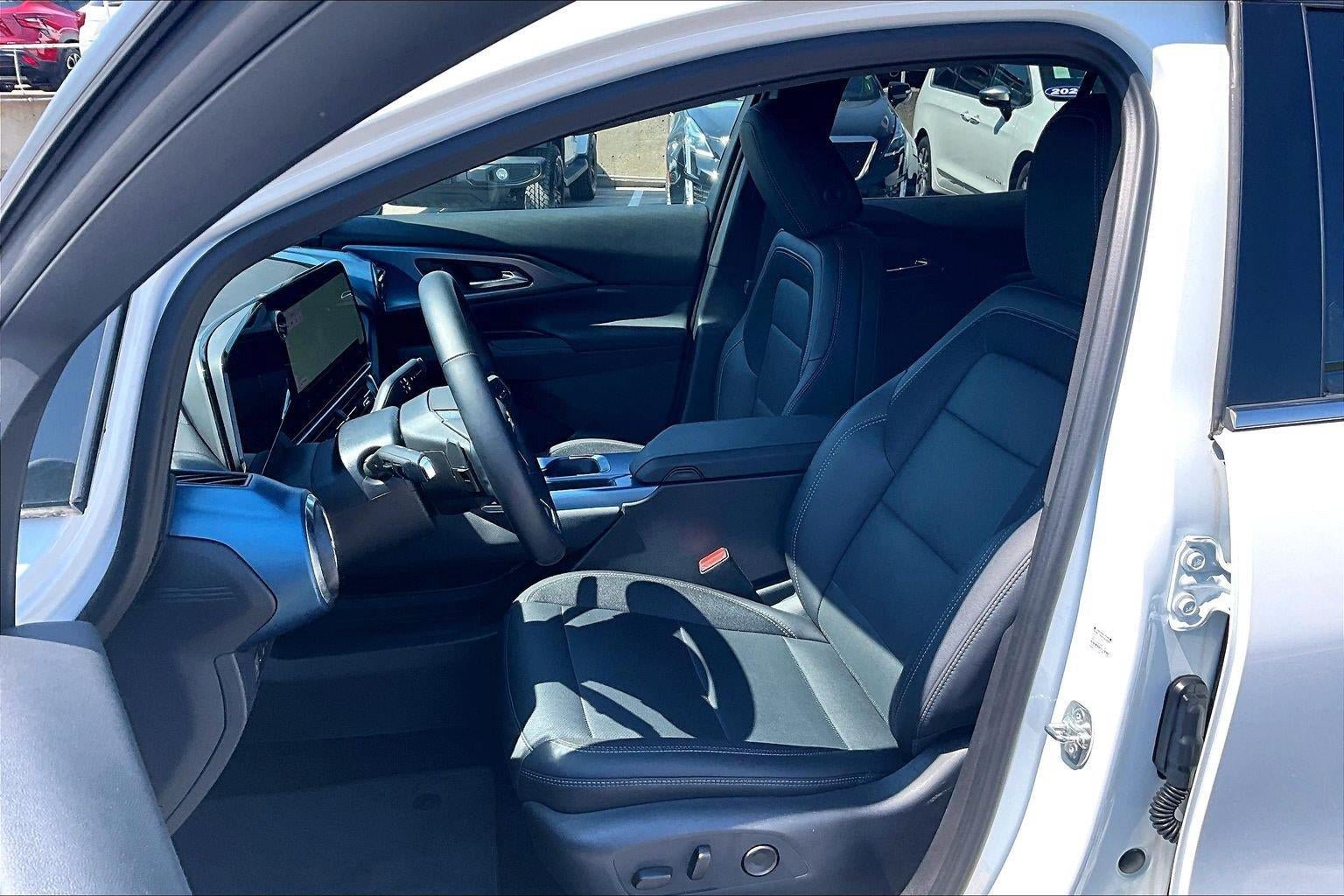 Used 2025 Chevrolet Equinox EV LT w/ Convenience Package FWD image 21