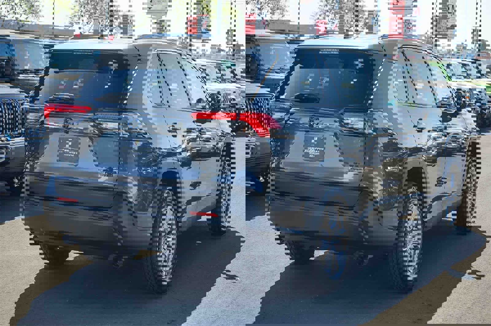 Used 2022 Toyota RAV4 XLE w/ Convenience Package image 4