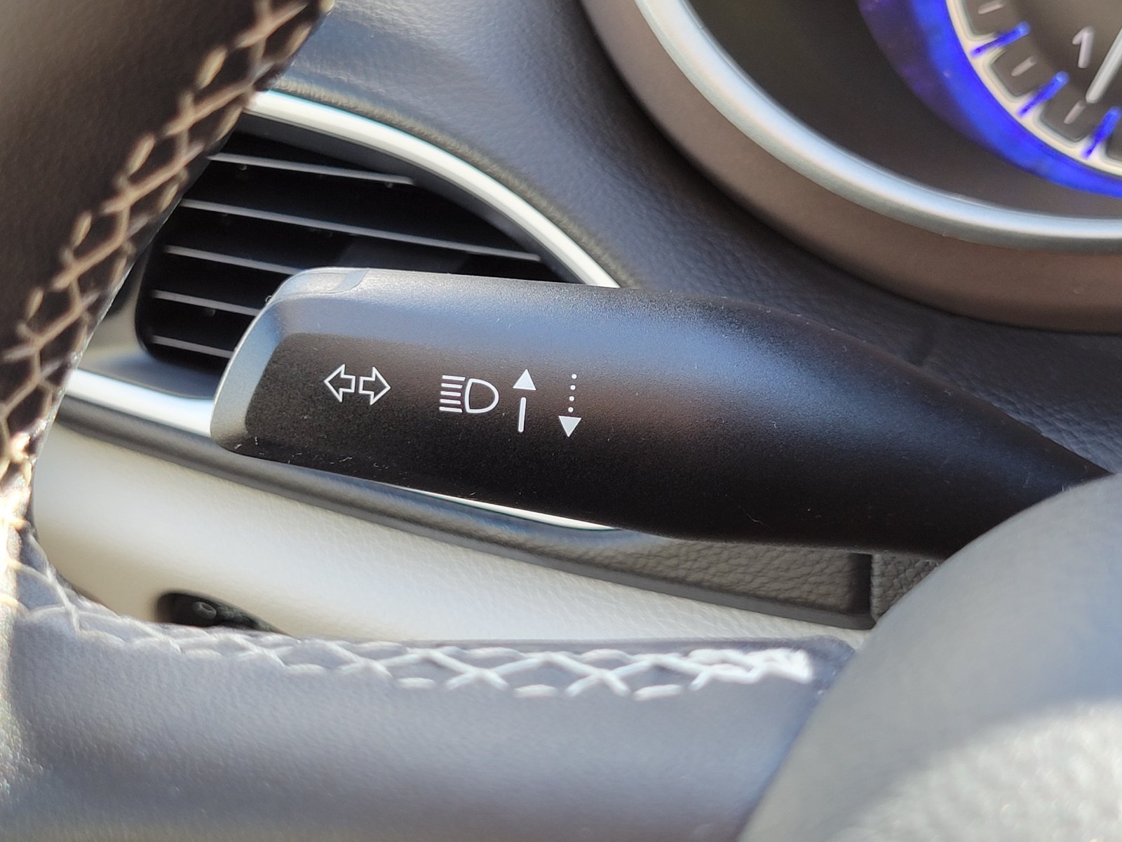 Used 2024 Chrysler Voyager LX FWD image 17