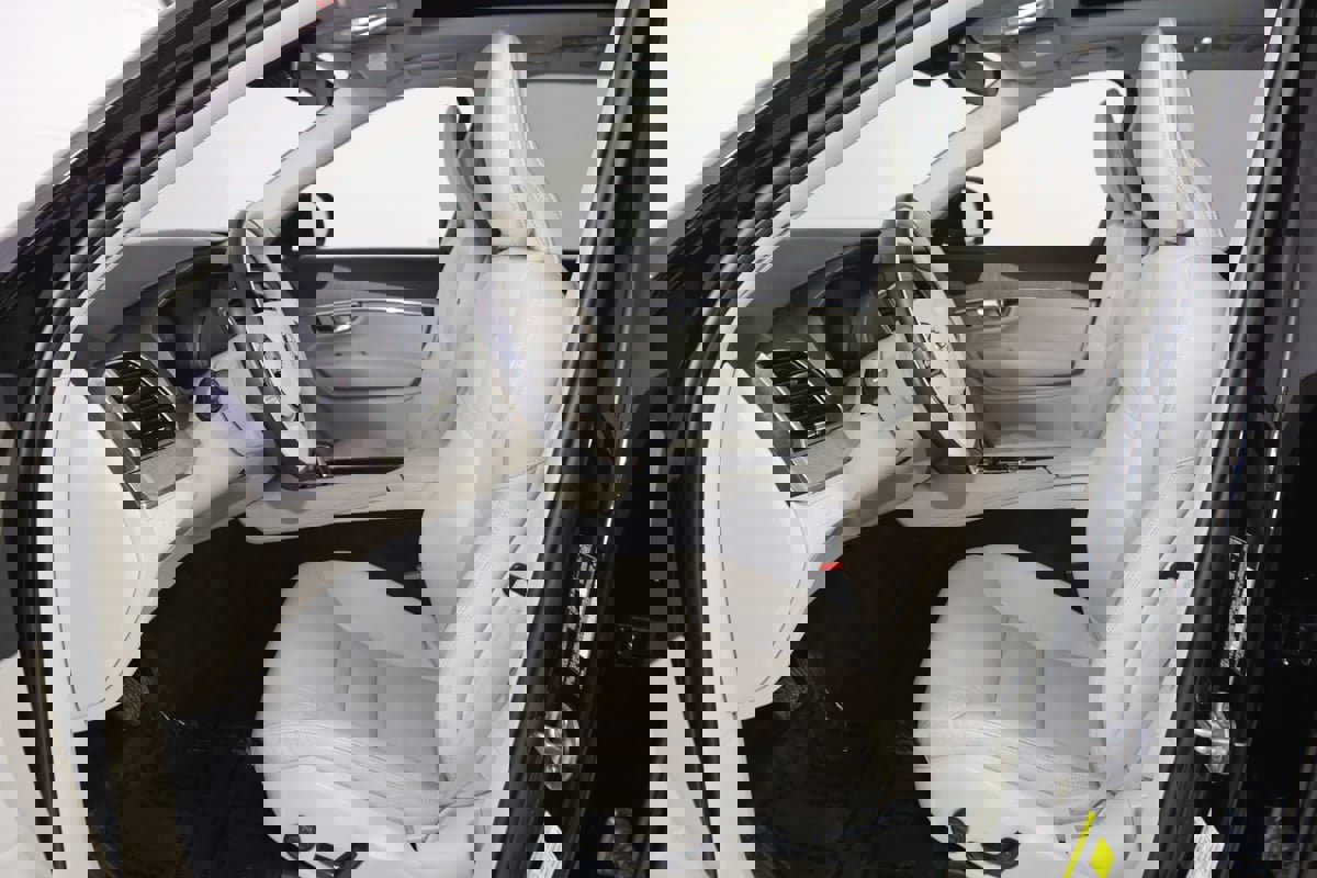 Used 2023 Volvo XC90 B6 Plus w/ Protection Package Premier image 12