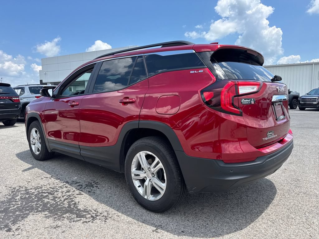 Used 2024 GMC Terrain SLE w/ Driver Convenience Package FWD image 4