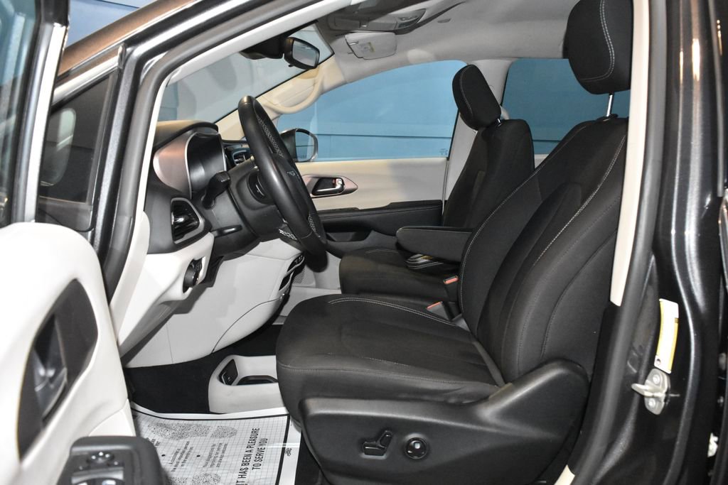 Used 2023 Chrysler Voyager LX FWD image 6