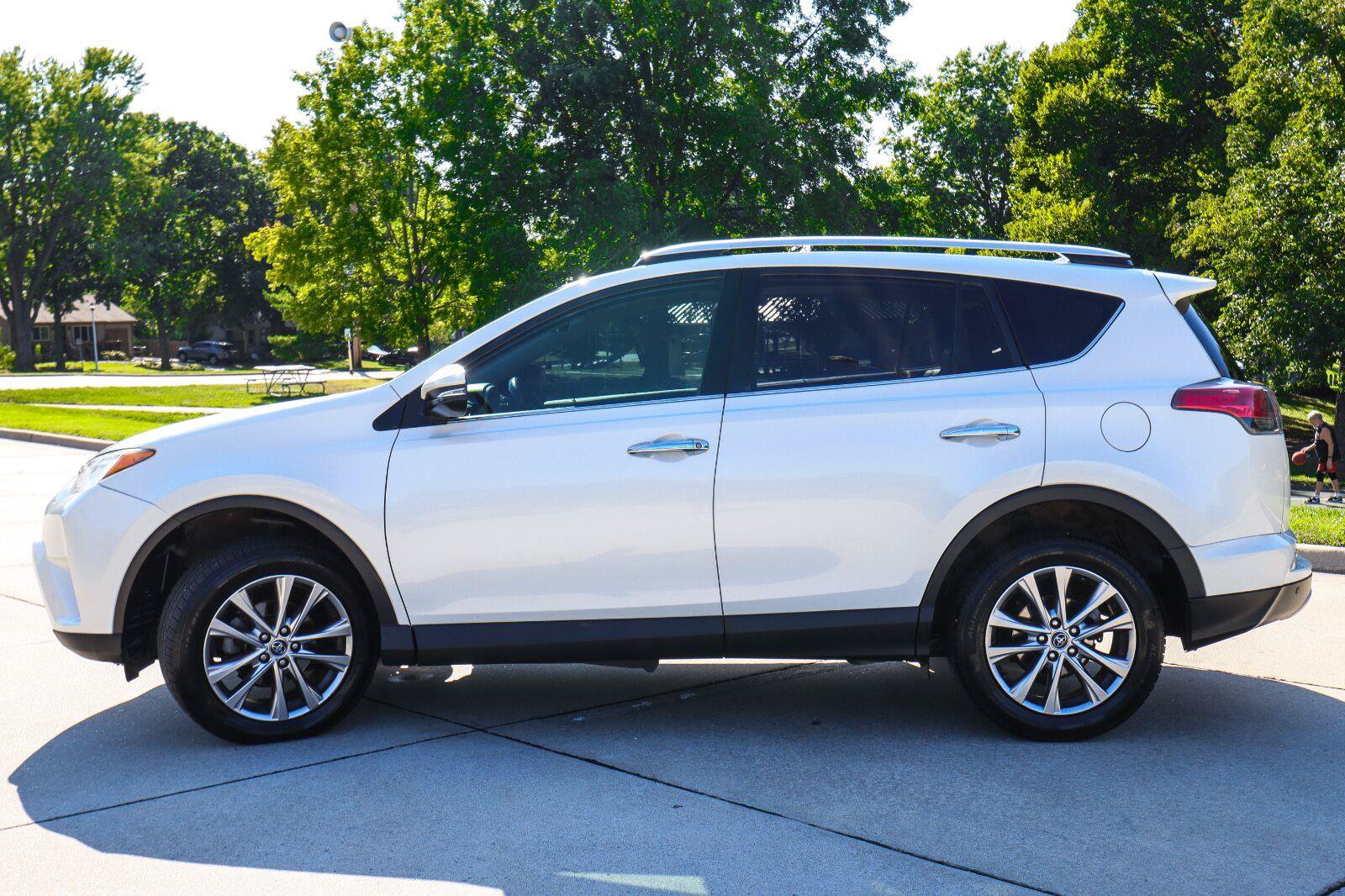 Used 2016 Toyota RAV4 Limited FWD image 4