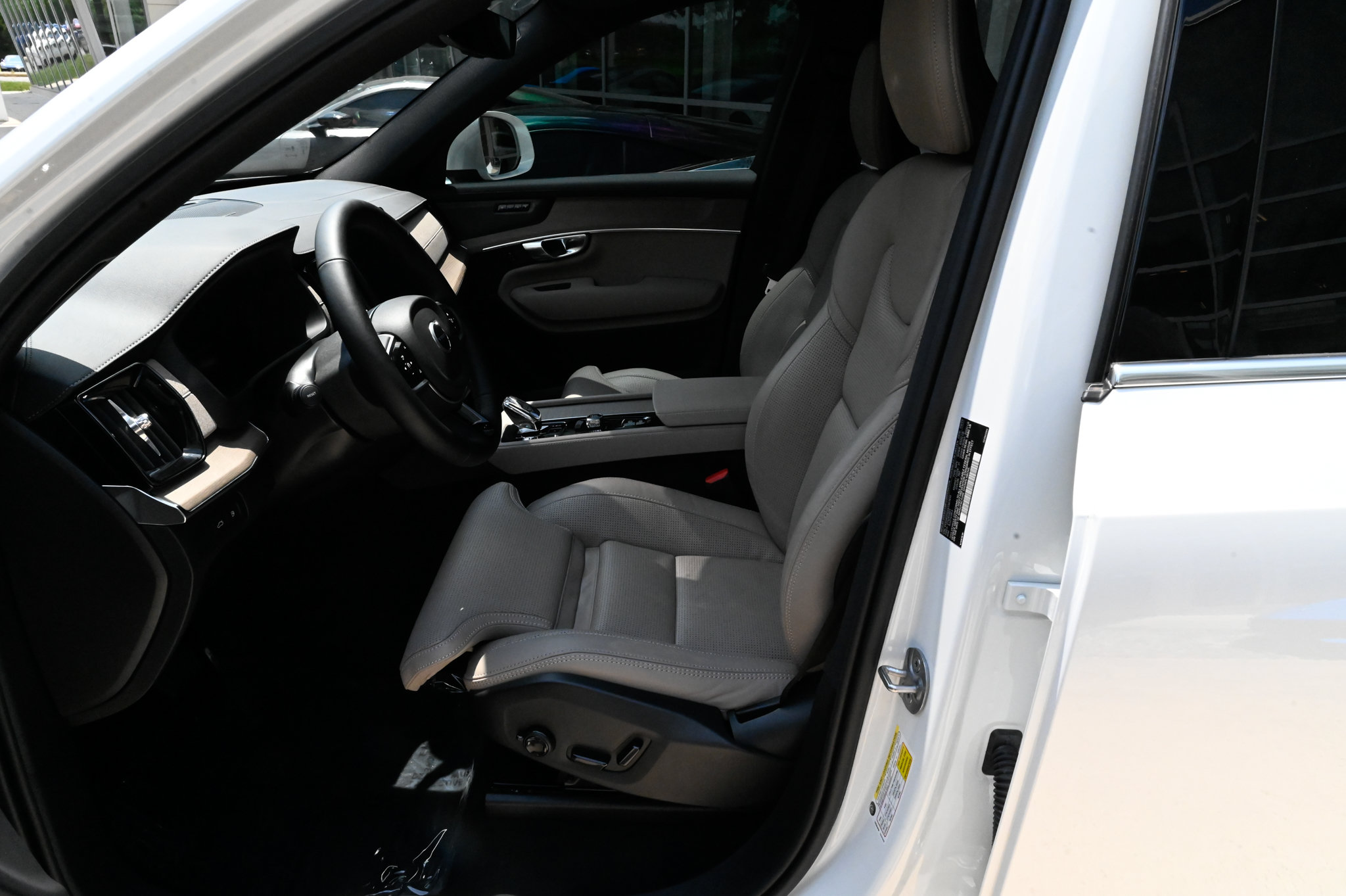 Used 2025 Volvo XC90 T8 Ultra w/ Protection Package Premier AWD/4WD image 17