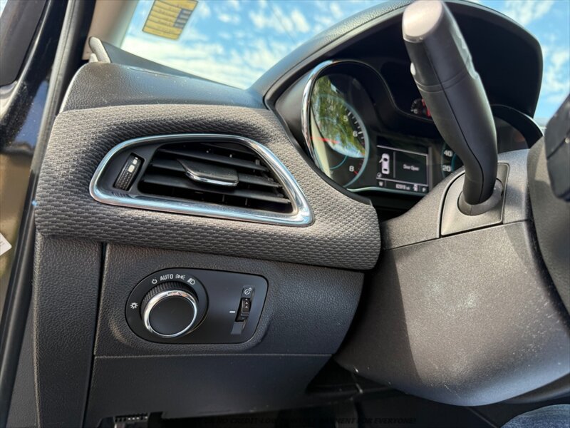 Used 2017 Chevrolet Cruze LT FWD image 23