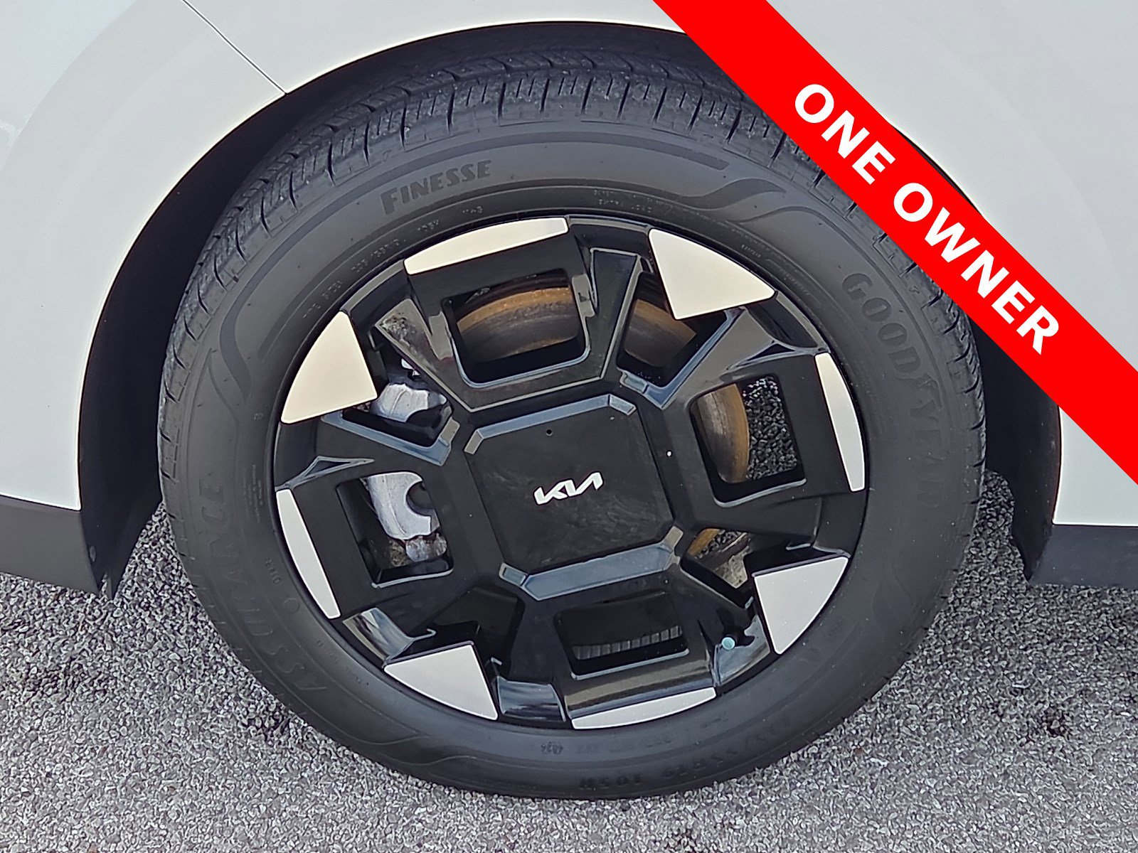 Used 2025 Kia Carnival EX image 7