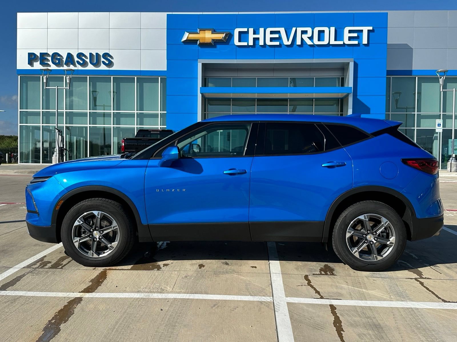 Certified 2025 Chevrolet Blazer LT AWD/4WD image 2