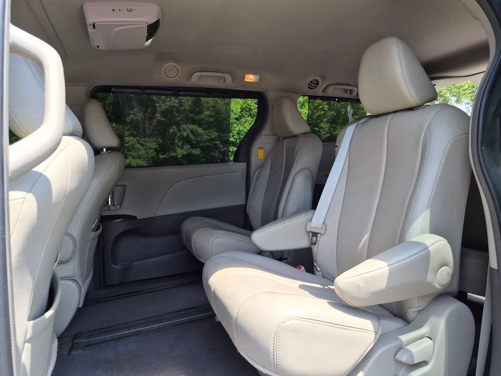 Used 2014 Toyota Sienna XLE FWD image 25