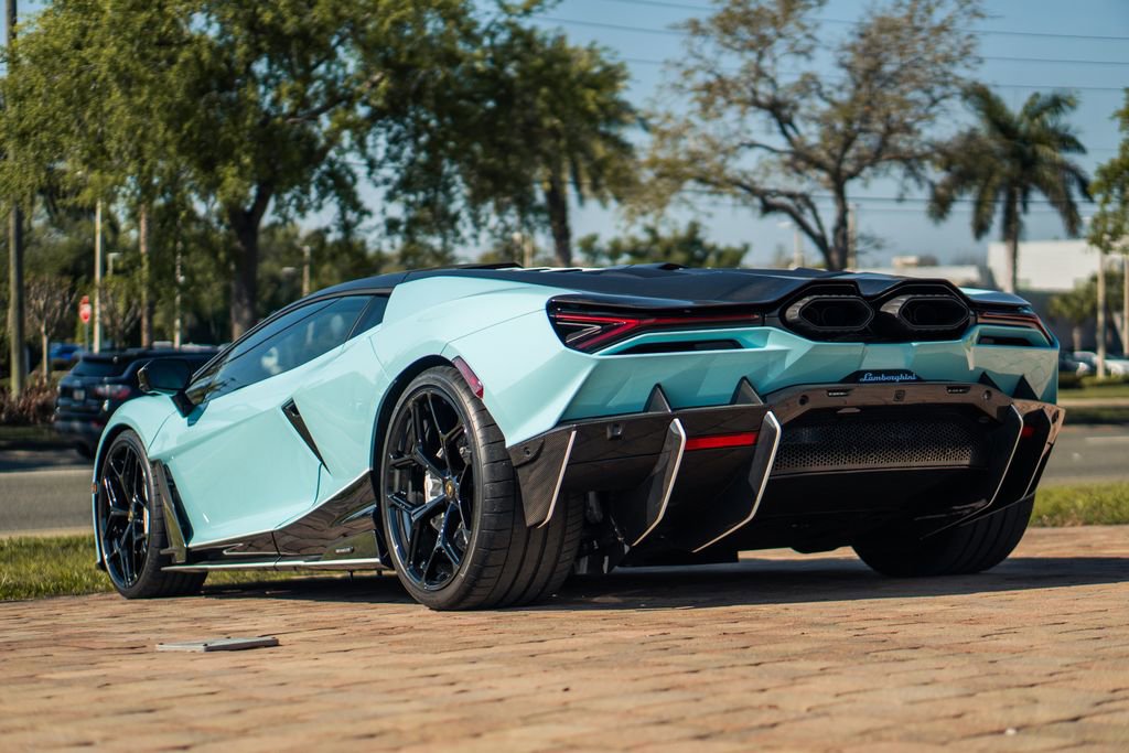 Used 2025 Lamborghini Revuelto image 4
