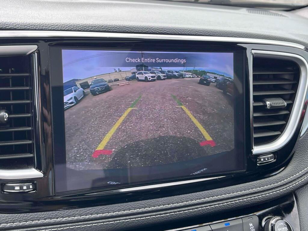 Used 2025 Chrysler Pacifica Limited FWD image 27