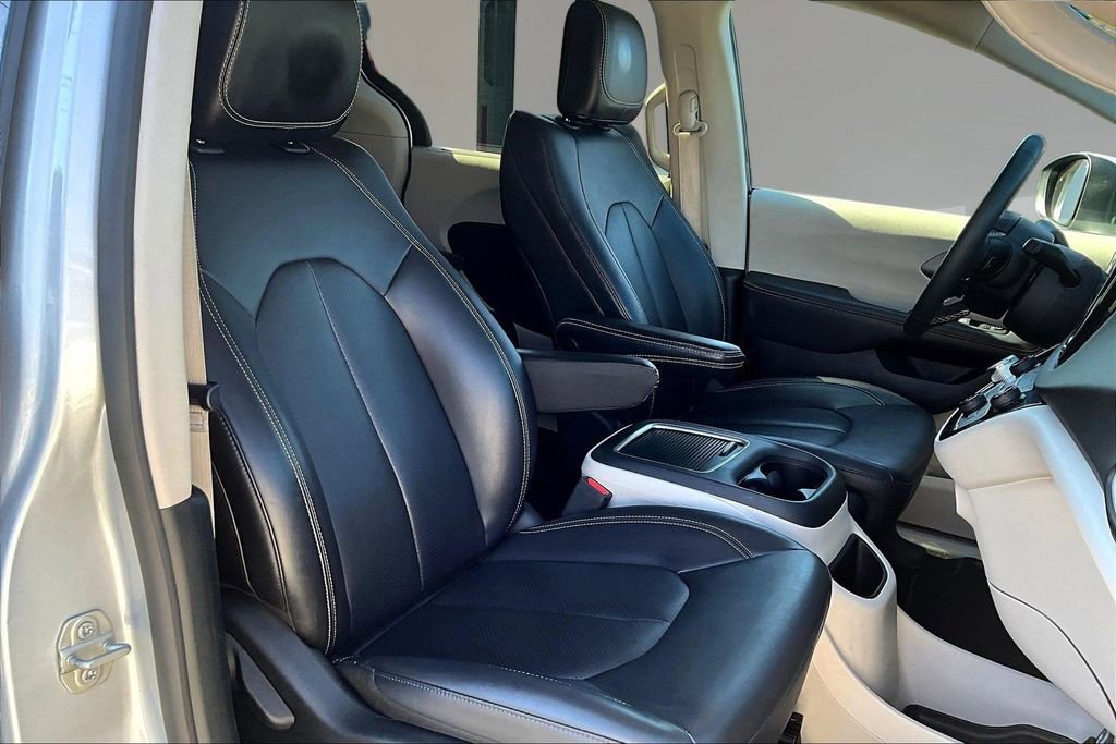 Used 2023 Chrysler Pacifica Touring-L image 30