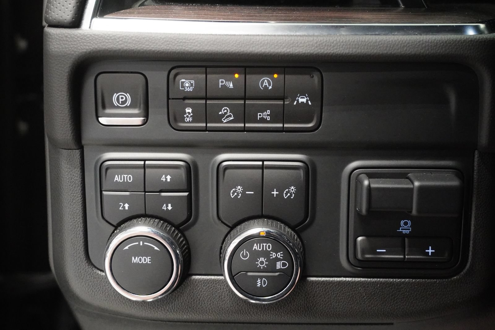 Used 2025 Chevrolet Suburban Premier AWD/4WD image 30