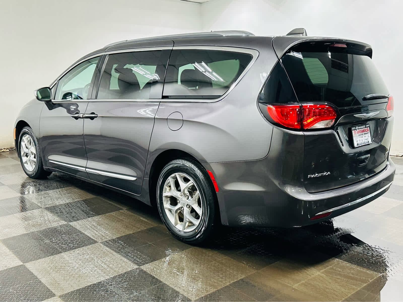 Used 2017 Chrysler Pacifica Limited w/ UConnect Theater Package image 4