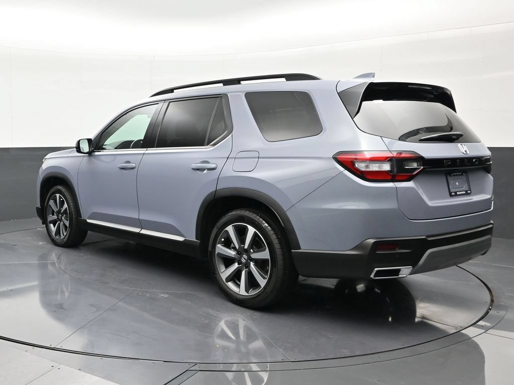 Used 2025 Honda Pilot Touring image 3