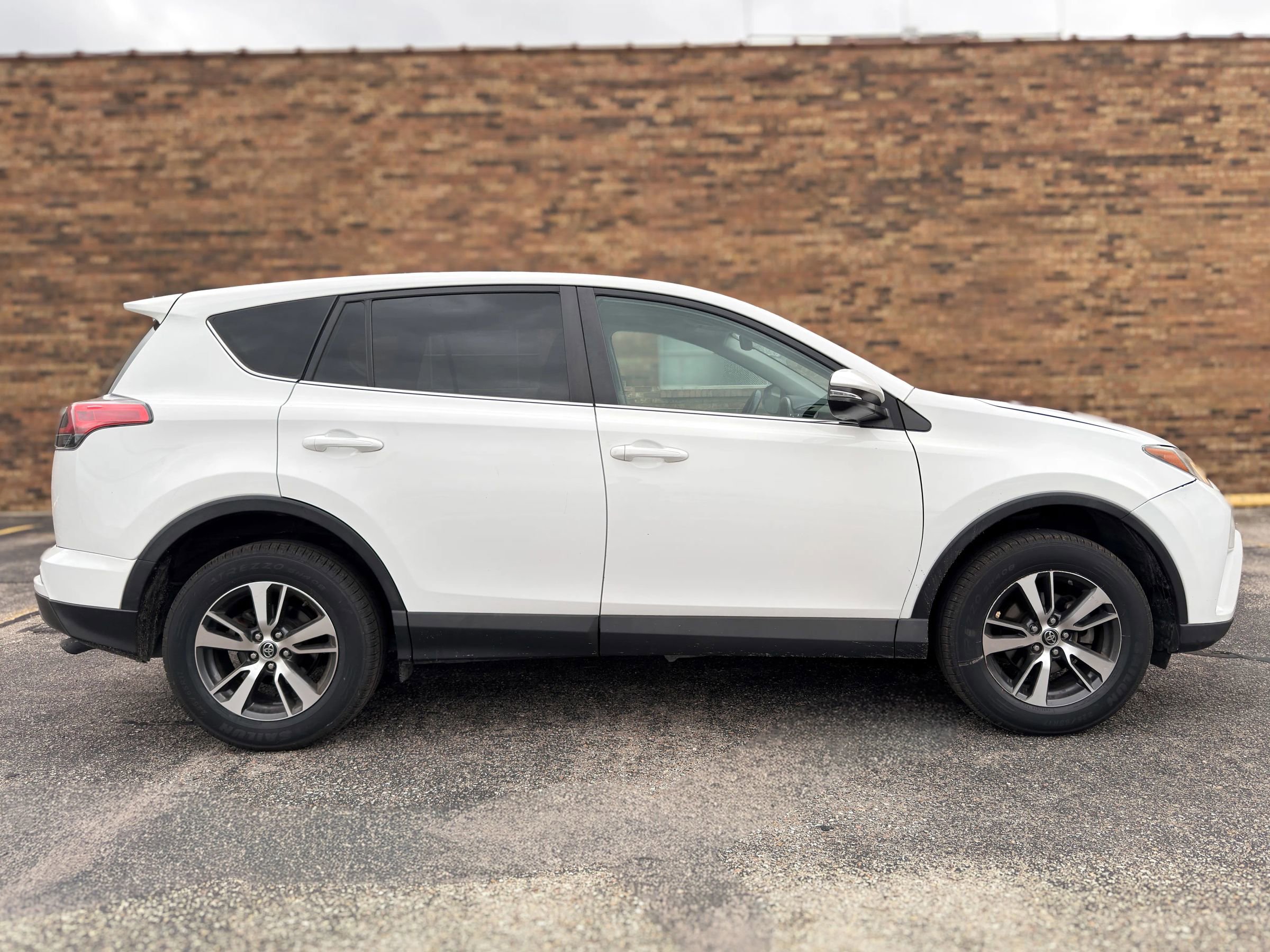Used 2018 Toyota RAV4 XLE FWD image 9