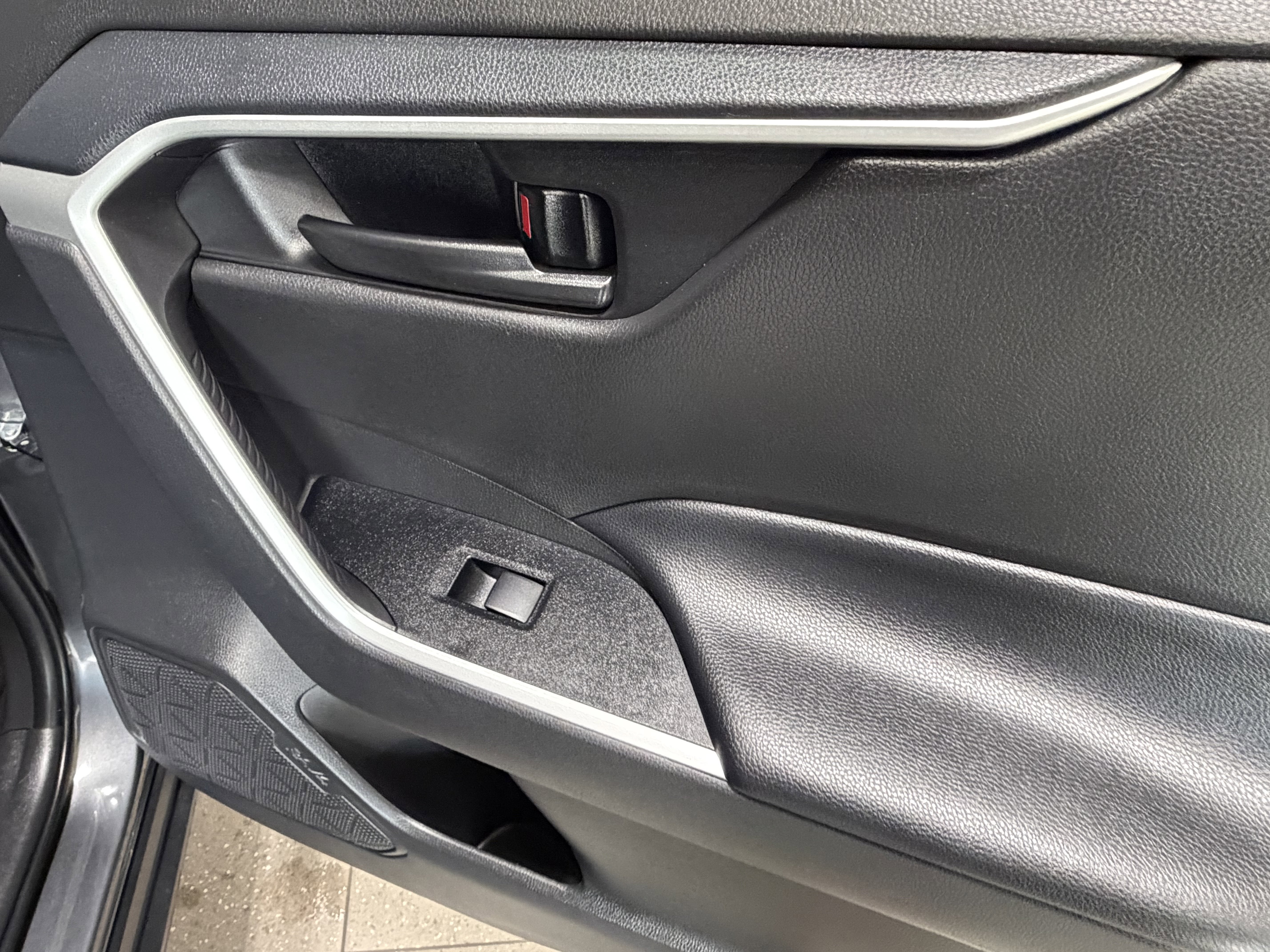 Used 2025 Toyota RAV4 LE AWD/4WD image 28